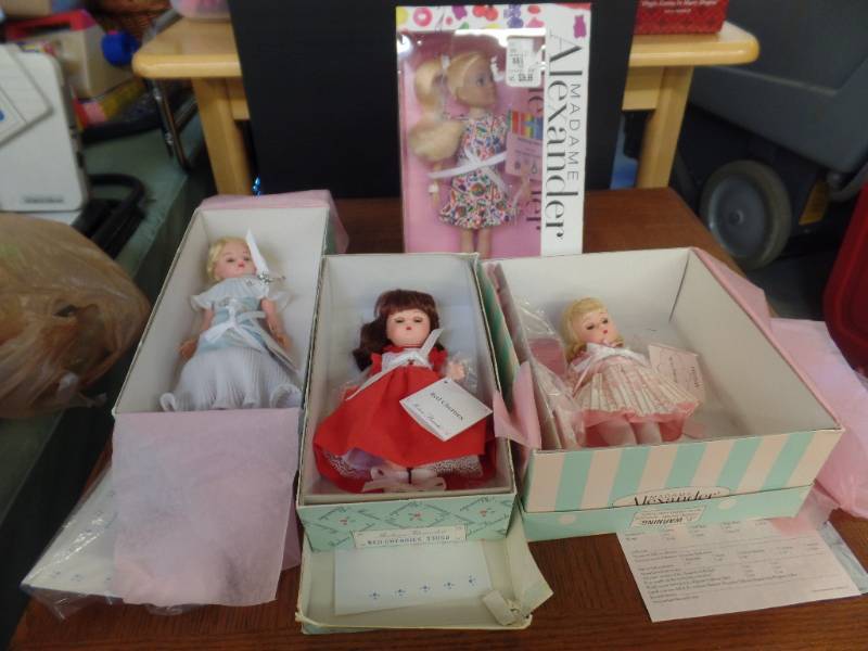 lot 535 image: MADAME ALEXANDER DOLLS