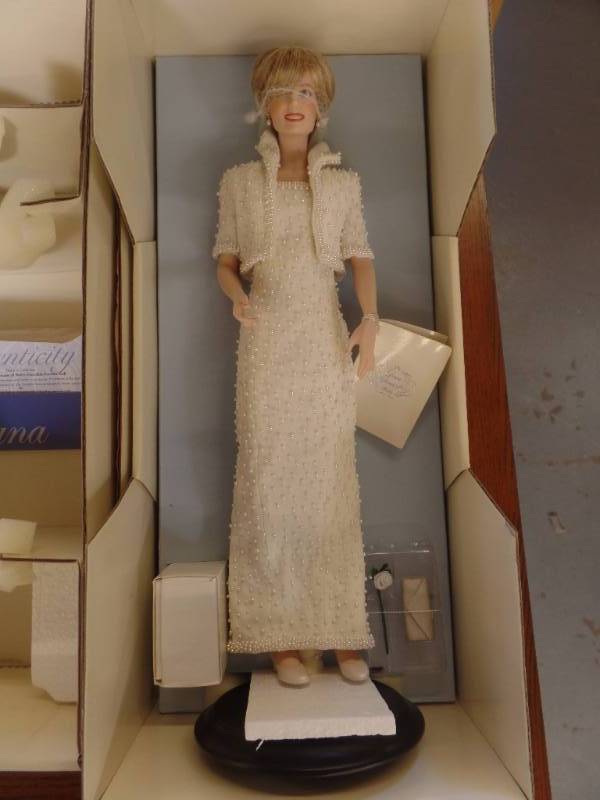 lot 538 image: FRANKLIN MINT PRINCESS DI DOLL