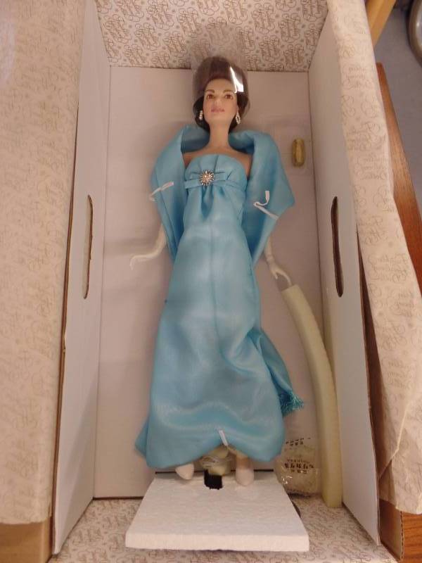 lot 539 image: FRANKLIN MINT JACKIE O IN BLUE GOWN