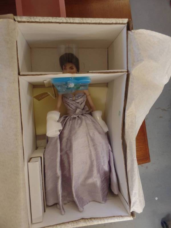 lot 540 image: FRANKLIN MINT JACKIE O DOLL IN LAVENDER BALL GOWN