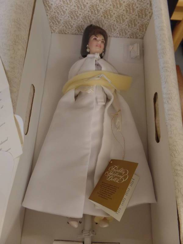 lot 541 image: FRANKLIN MINT JACKIE O DOLL IN INAUGURAL BALL GOWN