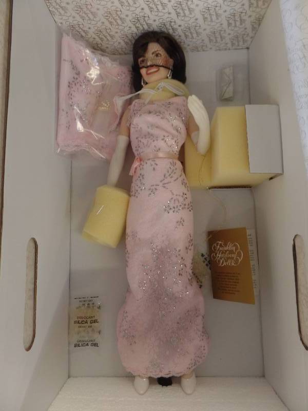 lot 542 image: FRANKLIN MINT JACKIE O DOLL IN PINK FORMAL