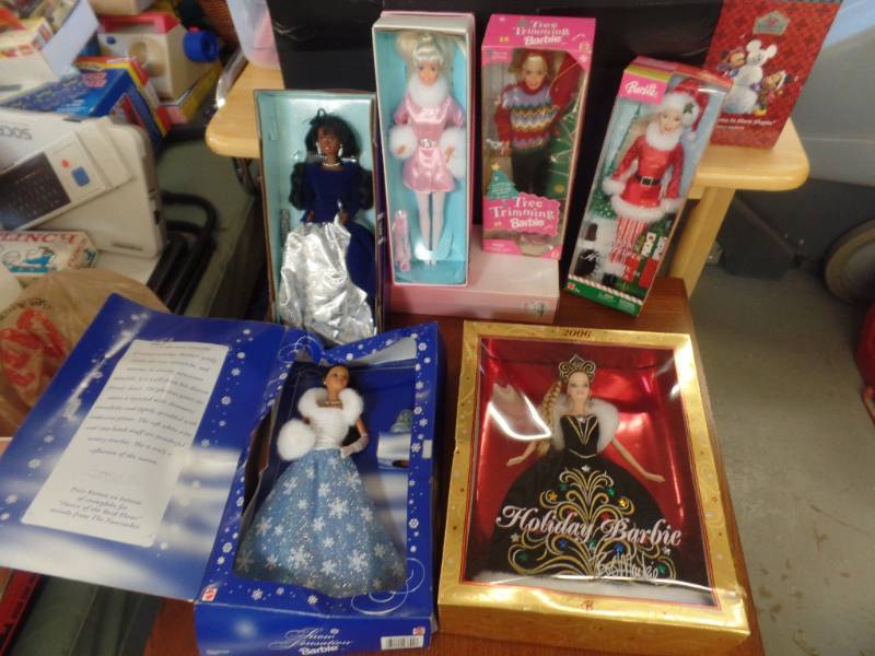 lot 440 image: HOLIDAY BARBIES