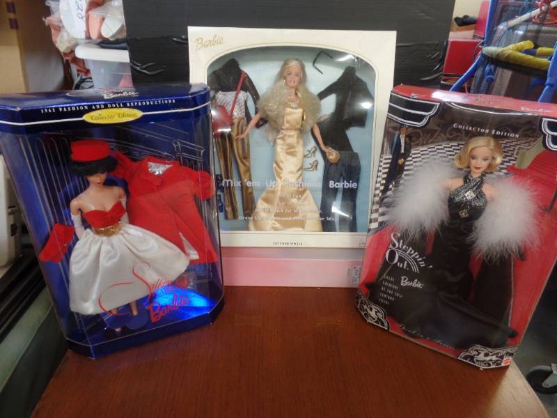 lot 463 image: COLLECTOR EDITION BARBIES