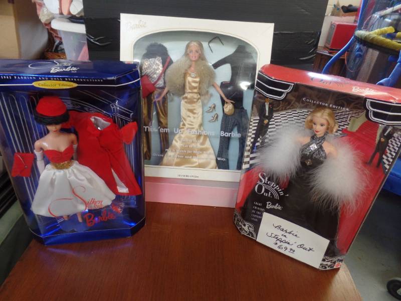 lot 464 image: COLLECTOR EDITION BARBIES