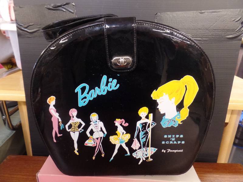lot 465 image: BARBIE SNIPS N SCRAPS CINYL CASE