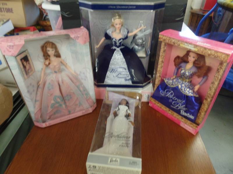 lot 472 image: COLLECTOR AND SPECIAL EDITION BARBIES