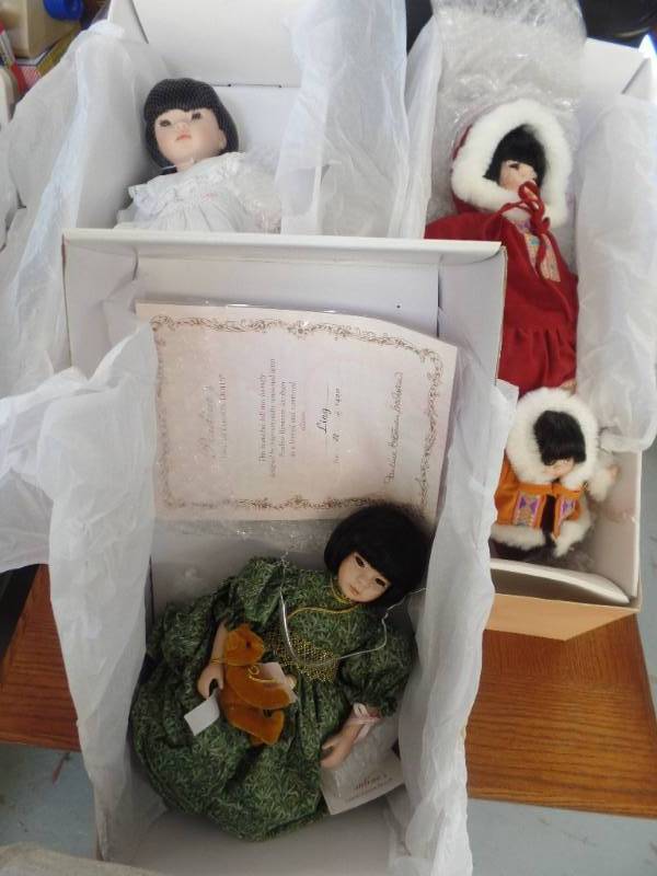 lot 565 image: PAULINES LIMITED EDITION DOLLS