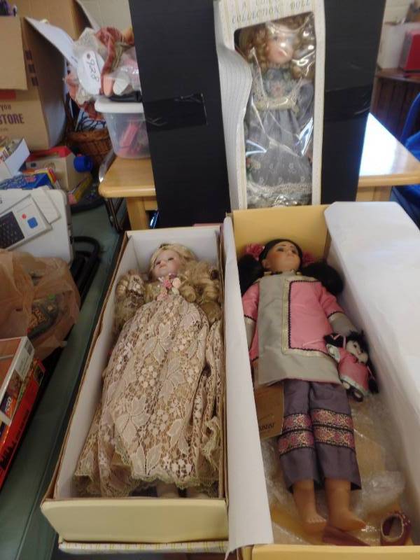 lot 572 image: SEYMOUR MANN CONNOISSEUR COLLECTION DOLLS