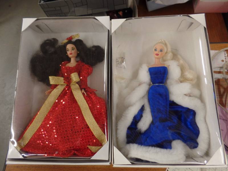 lot 574 image: CANDI GIRLS COUTURE CHRISTMAS CANDI DOLLS