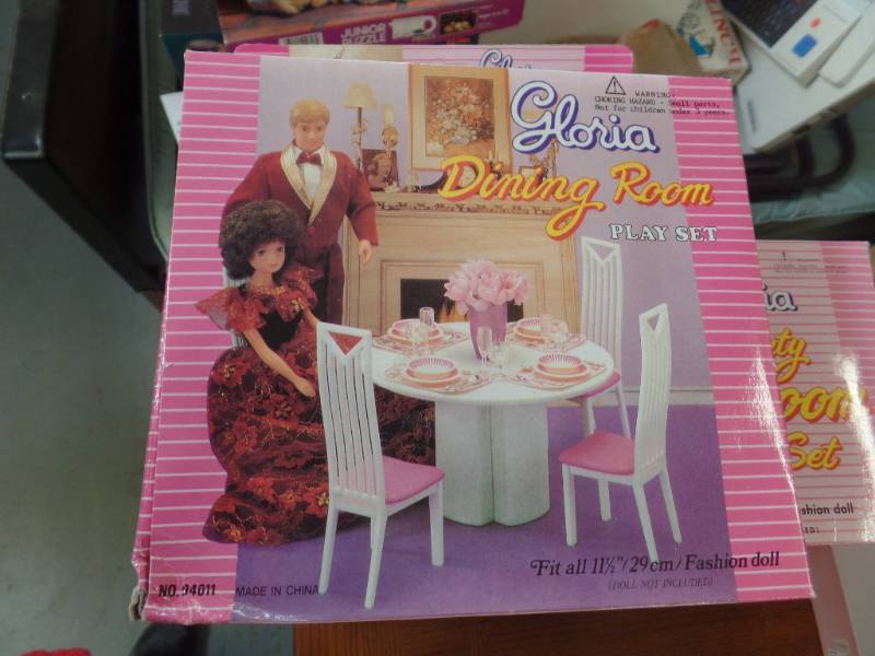 lot 586 image: GLORIA PLAY SETS