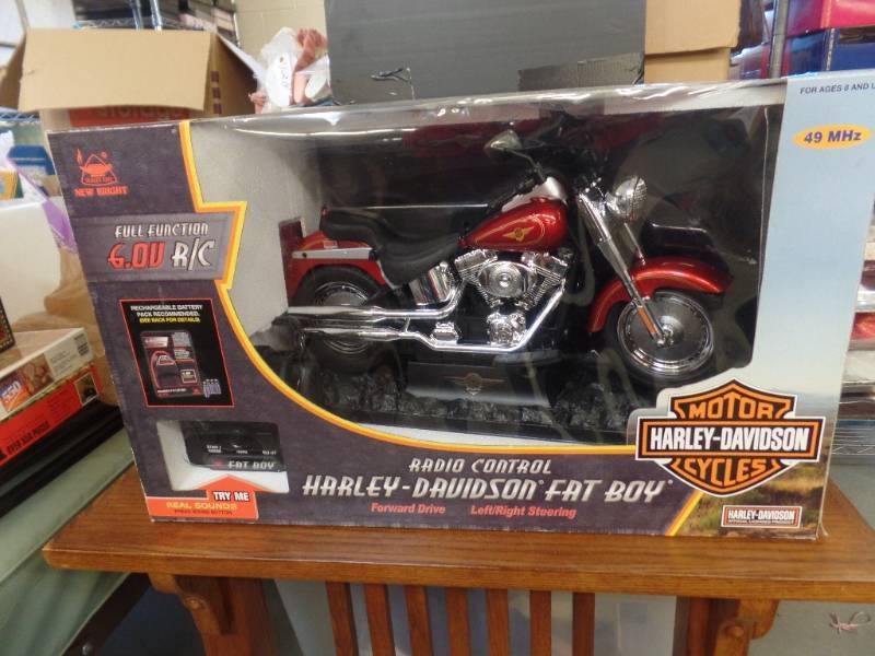 lot 589 image: RADIO CONTROLLED HARLEY FAT BOY