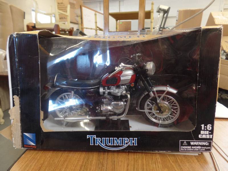 NEW RAY TRIUMPH BONNEVILLE MOTORCYCLE | DOLLS-MOVIE STARS, ROCKS STARS,  POLITICIANS, HARLEY, BARBIE, MORE | K-BID