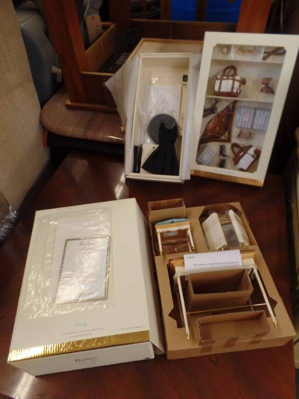lot 485 image: BARBIE GOLD LABEL FASHION MODEL COLLECTION ACCESSORIES