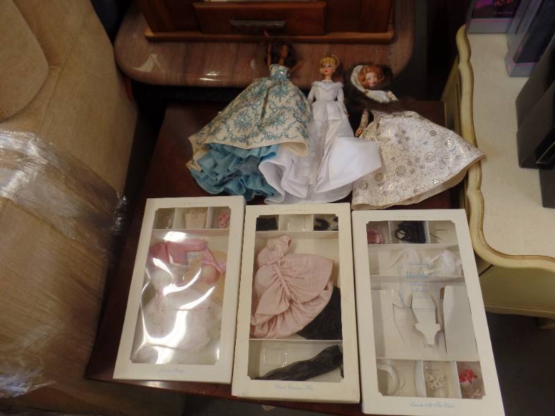 lot 486 image: BARBIE ACCESSORIES AND LOOSE BARBIES
