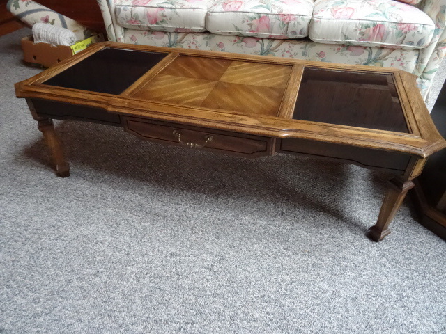 lot 8 image: Rectangle Coffee Table WDrawer
