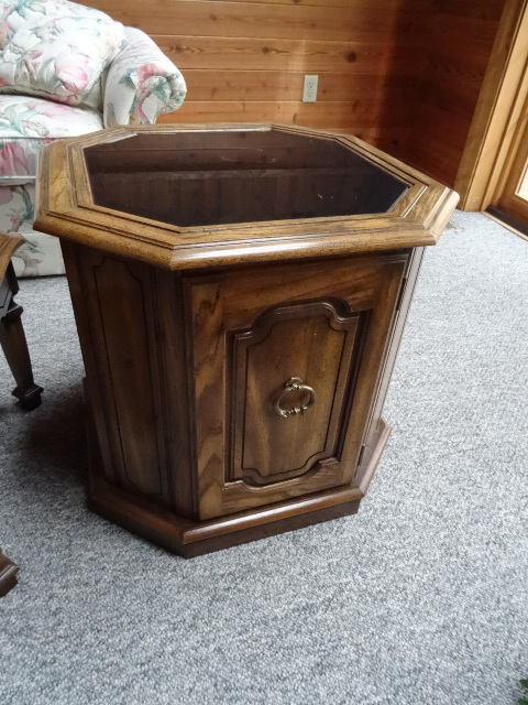 lot 9 image: Square End Table WDrawer