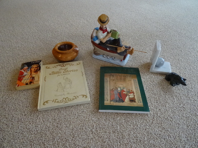 lot 19 image: Misc Dcor, Ceramic Man Fishing,