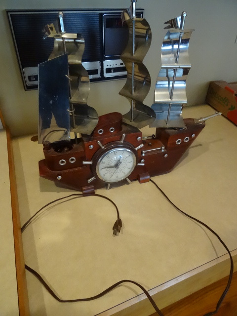 lot 25 image: Vintage United Ship Clock