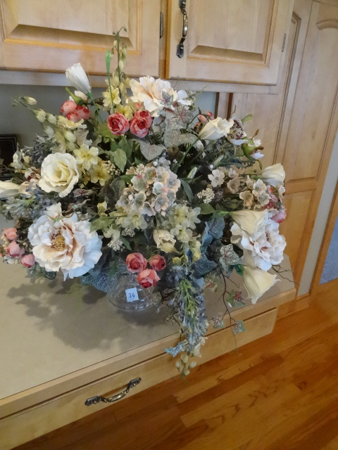 lot 26 image: Vintage Cake Plate Stand Floral