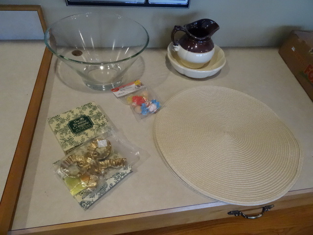 lot 27 image: 4 Round Placemats, Clear Bowl,
