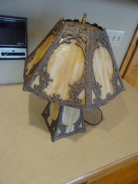 lot 28 image: Vintage Table Lamp
