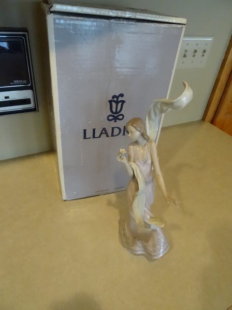lot 29 image: LLADRO Figurine # 06251 Wind Of Peace