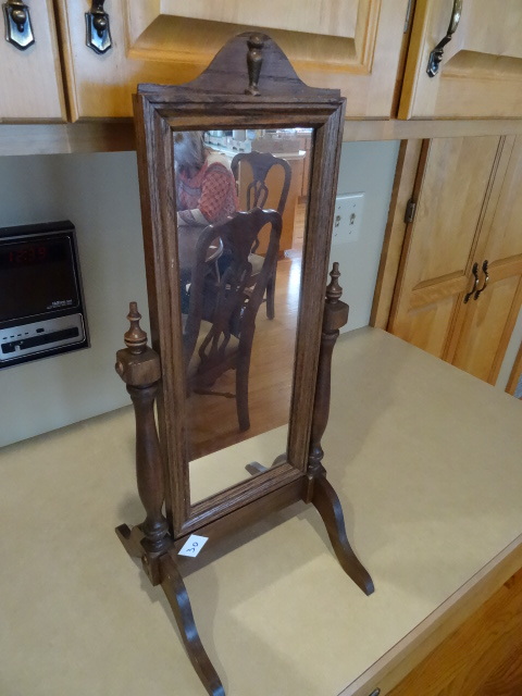 lot 30 image: Table Top Mirror 10 X 24
