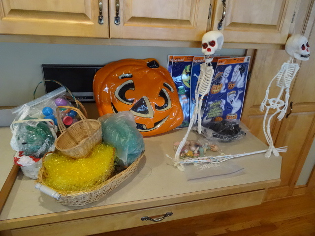 lot 32 image: Misc Holiday Dcor Easter & Halloween