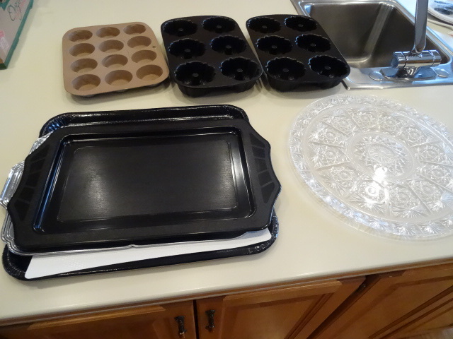 lot 40 image: Misc Baking Pans