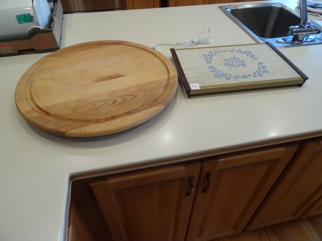 lot 43 image: Wood Lazy Susan & Electric Hot Plate
