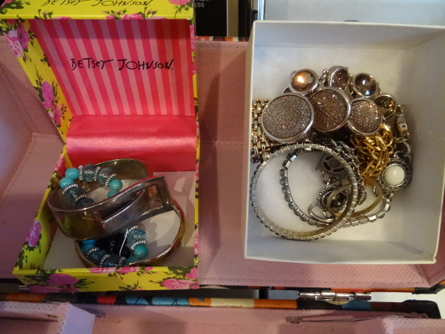 lot 47 image: Jewelry Box WContents