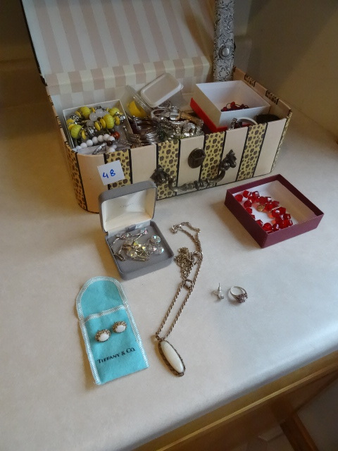 lot 48 image: Jewelry Box WContents
