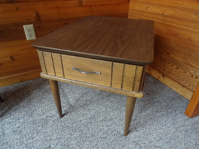 lot 66 image: Vintage End Table WDrawer