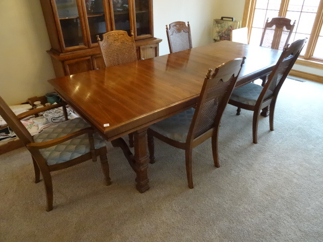 lot 67 image: Hooker Furniture Company Dining Room