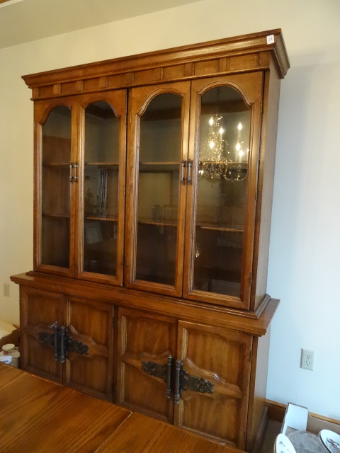 lot 68 image: Hooker Furniture Company China Hutch