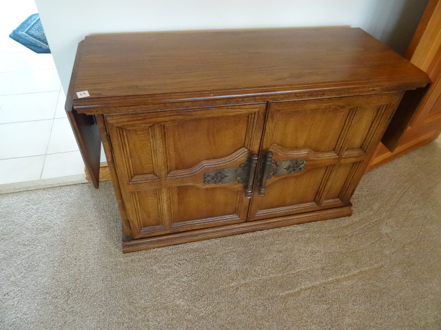 lot 69 image: Hooker Furniture Company Server