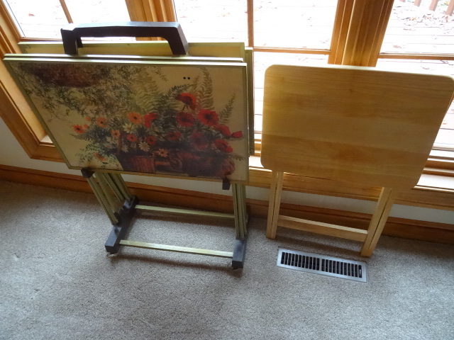 lot 72 image: 4 Vintage TV Trays WStand & 1 Wood TV Tray