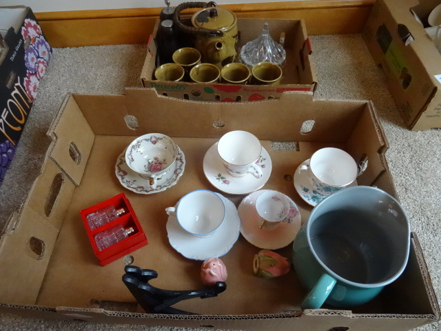 lot 74 image: Pottery Tea Pot & Cups Set,