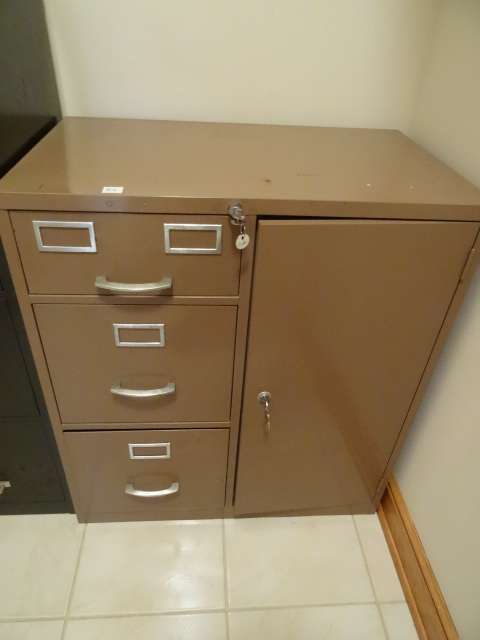 lot 86 image: Yale Metal File Cabinet & Safe