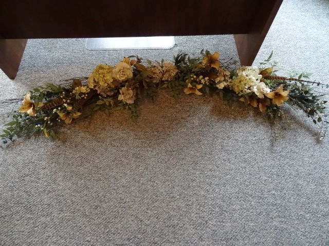 lot 87 image: Wall Arched Floral Arrangement (72)