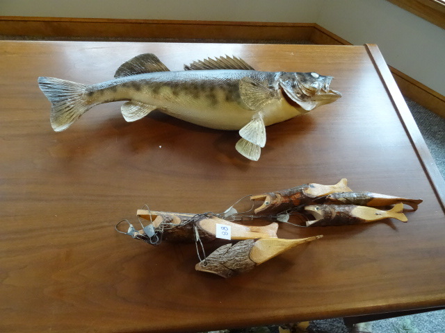 lot 88 image: 28 Walleye & Wood Stringer Of Fish