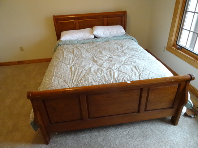 lot 112 image: Queen Size Oak Sleigh Bed WRails
