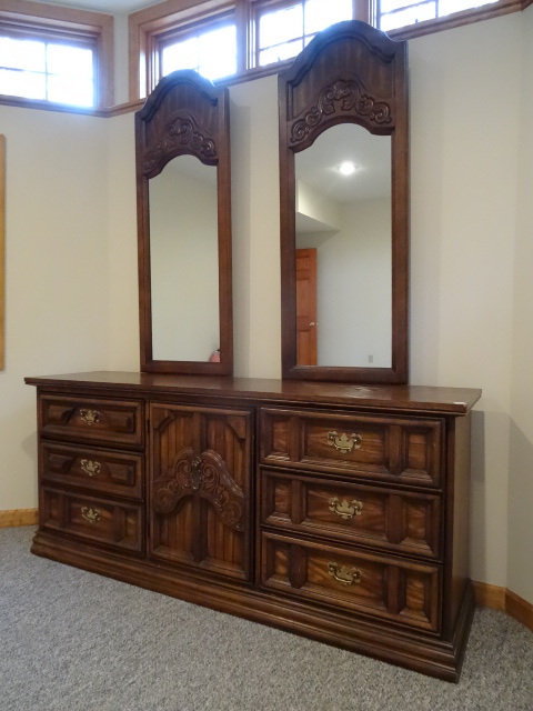 lot 121 image: Triple Dresser WMirror 70 X 18 X 84