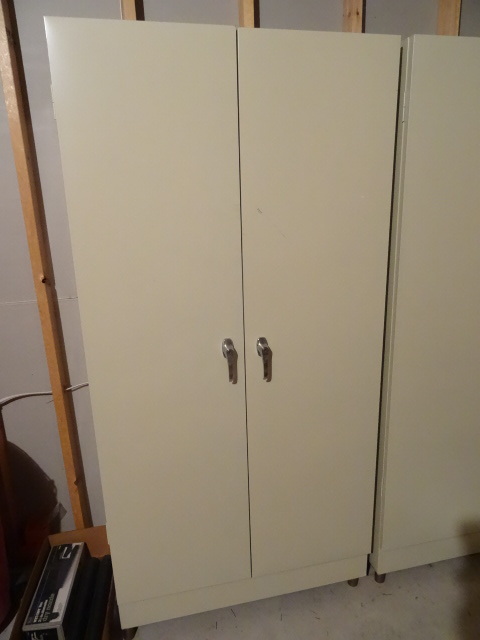 lot 124 image: 2 Door Metal Cabinet 5 Shelfs