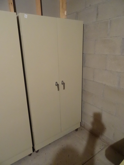 lot 125 image: Metal Cabinet 2 Door 5 Shelfs