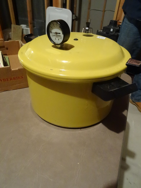 lot 128 image: Pressure Cooker Presto