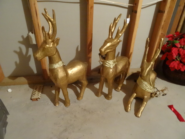 lot 131 image: 3 Reindeer