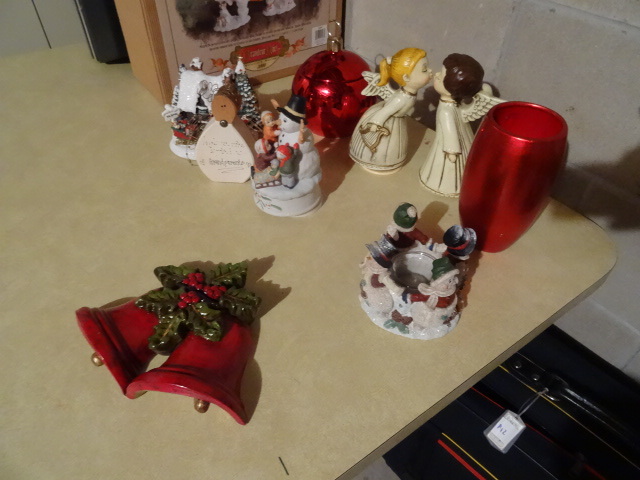 lot 148 image: Misc Christmas Dcor