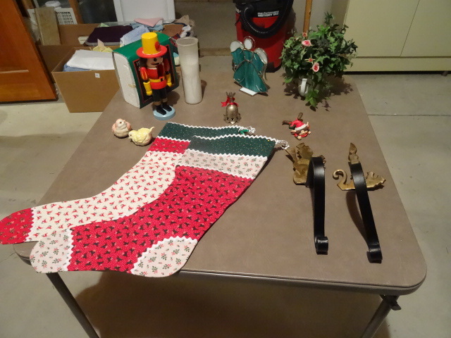 lot 152 image: Christmas Dcor, Stockings & Hangers, M